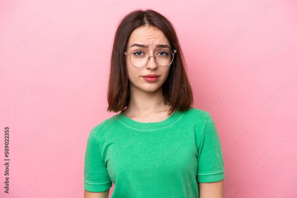 Obraz premium Young Ukrainian woman isolated on pink background With glasses