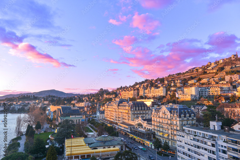 Sonnenuntergang über dem Genfersee in Montreux-Schweiz