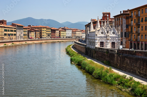 Fotografia Arno River and the Gothic Church Santa Maria della Spina on the embankment in Pisa, Tuscany, Italy