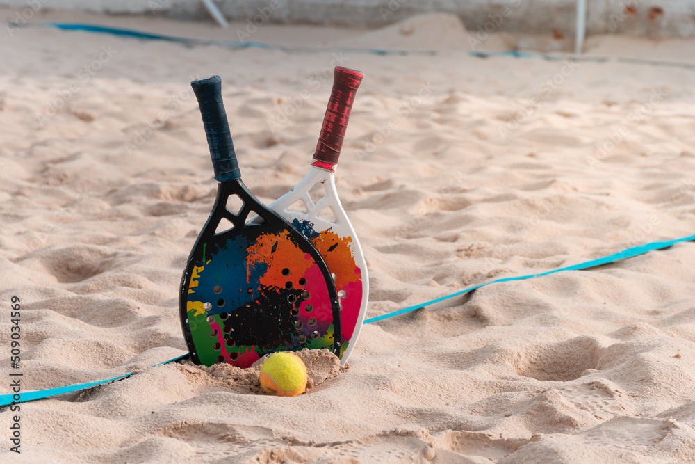 Beach tennis rackets and balls on the beach sand foto de Stock | Adobe Stock