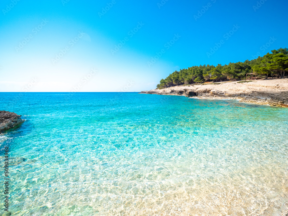 Traumhafter Strand in Premantura, Istrien, Kroatien im Sommer