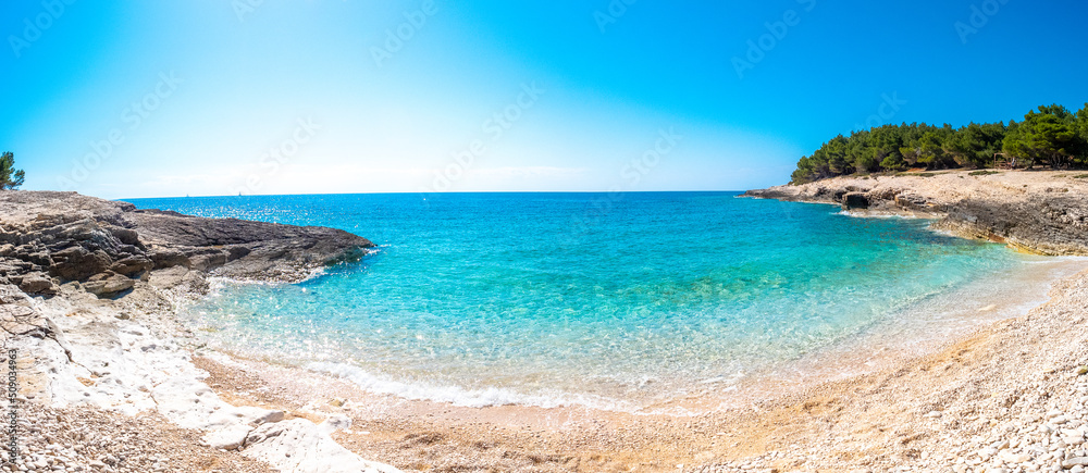 Traumhafter Strand in Premantura, Istrien, Kroatien im Sommer