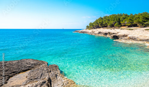 Traumhafter Strand in Premantura, Istrien, Kroatien im Sommer