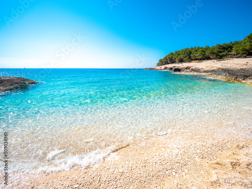 Traumhafter Strand in Premantura, Istrien, Kroatien im Sommer