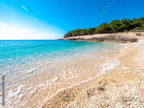 Fototapeta Naklejka Na Ścianę i Meble -  Traumhafter Strand in Premantura, Istrien, Kroatien im Sommer