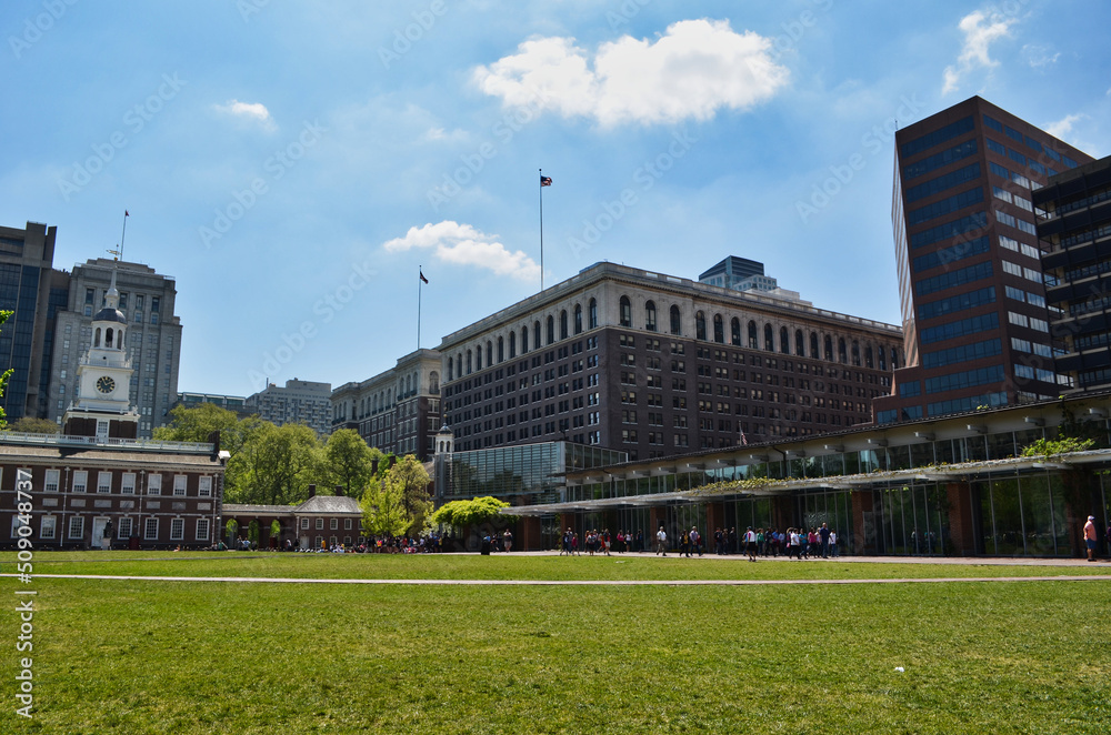 Fototapeta premium View of Downtown Philadelphia Grass Square and Buildings