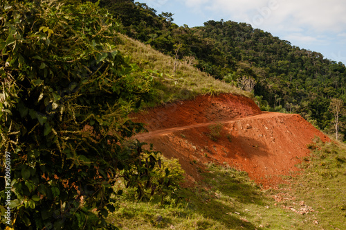 Uma montanha com corte e aterro para acesso 