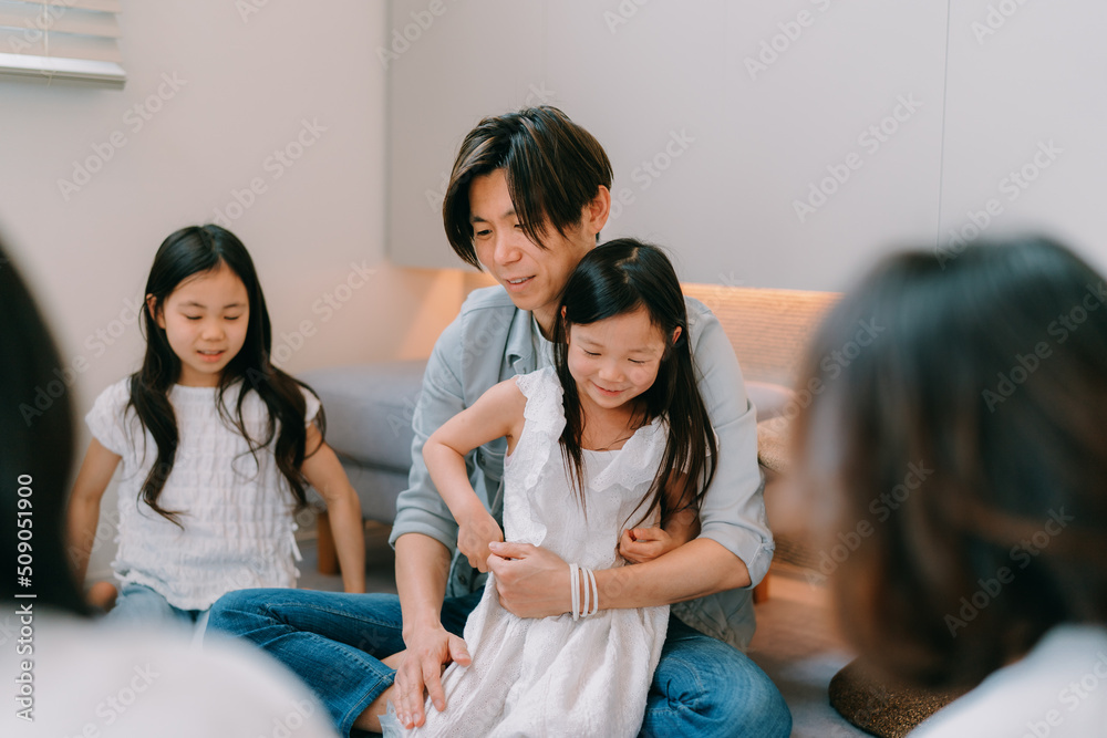 リビングで楽しい時間を過ごす家族 リビングで楽しい時間を過ごす家族