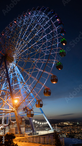 Photo Famous ferris wheel in Mtatsminda amusement park in Tbilisi, Georgia