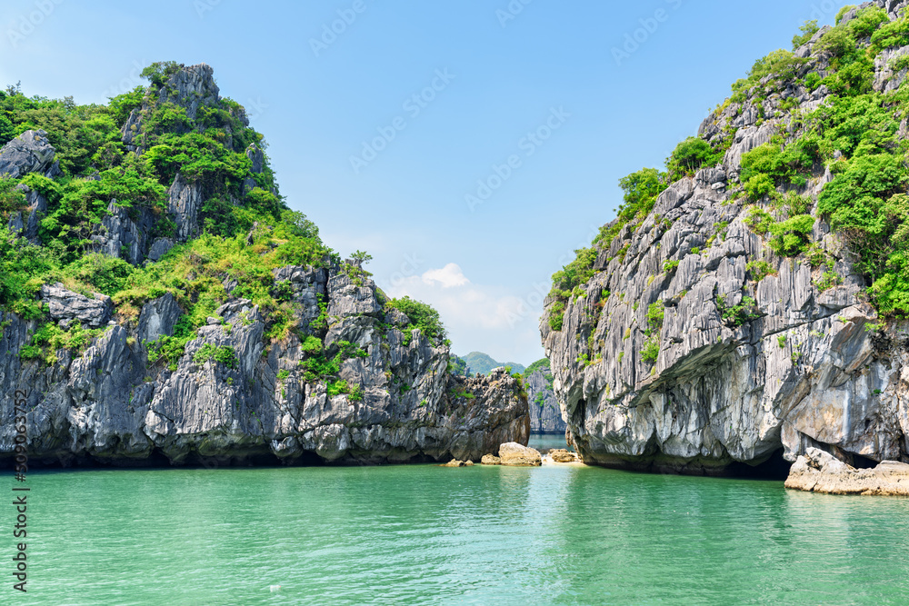 Obraz premium Azure water and karst islands in the Ha Long Bay, Vietnam