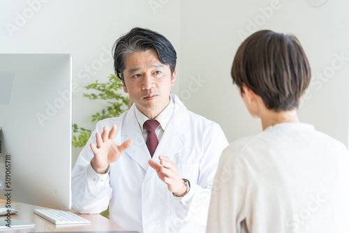 Plakat 女性を診察・カウンセリングする50代男性医師