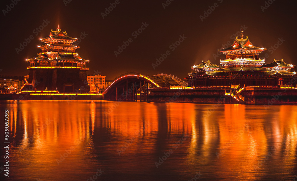 Obraz premium Ancient Temple Night Reflection Bridge Jinming Lake Kaifeng China