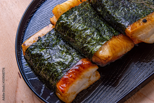 しょうゆで味付けした磯辺餅