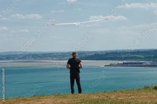homme pratiquant l'aéromodélisme