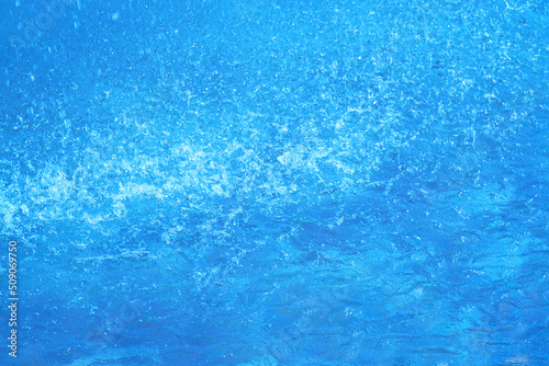 爽快な水しぶき　全面ライトブルーの背景