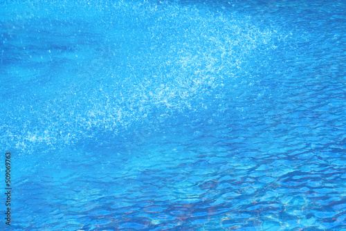 爽快な水しぶき 全面ライトブルーの背景