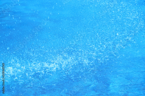 Fotografie, Tablou 爽快な水しぶき　全面ライトブルーの背景