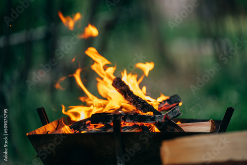 夏のキャンプ場で燃える焚き火（夜・夕方） 