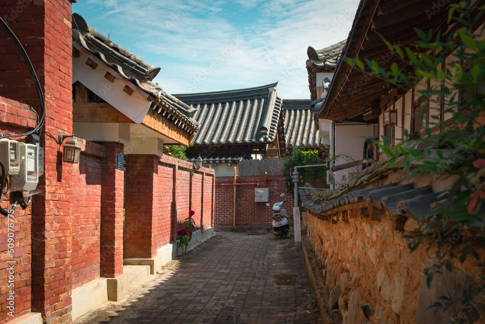 Jeonju, a city with many Korean architecture and traditional tile buildings-2