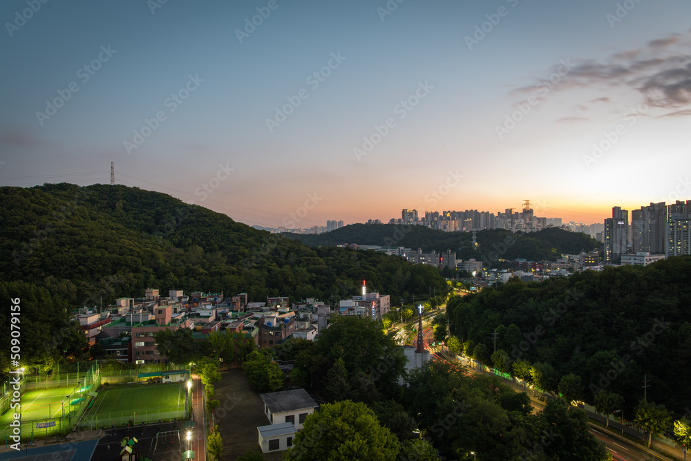 Fototapeta premium a clear and clean evening, a sunset cityscape