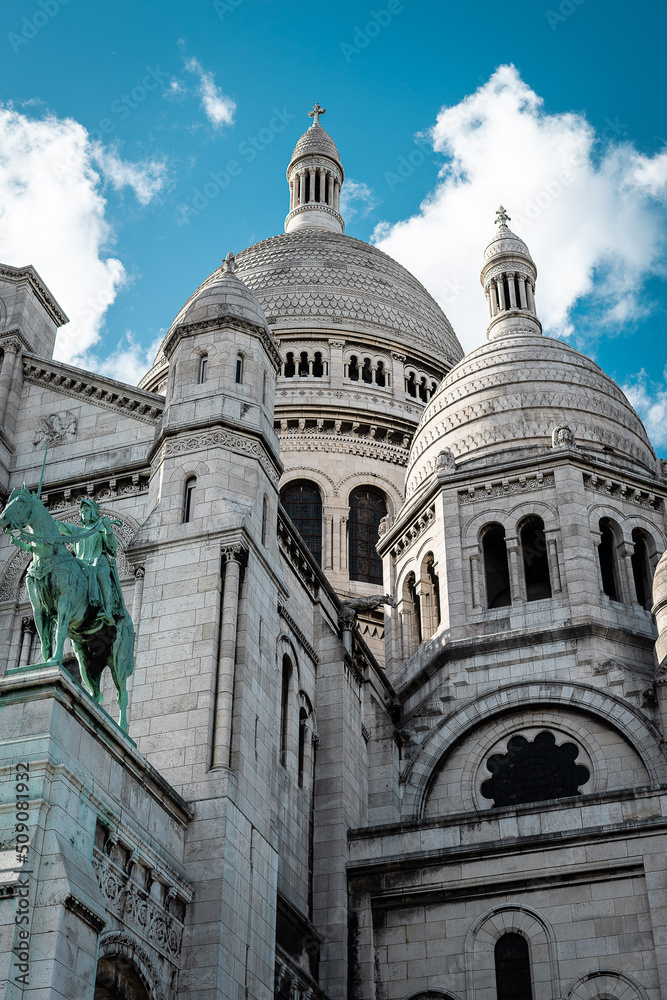 Vue extérieure de la Basilique du Sacré-Coeur à Montmartre sous un ciel bleu et clair, à Paris, France. Europe.