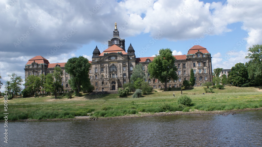 Fototapeta premium kirche, architektur, burg, bauwerk, emporragen, europa, pueblo, fluss, himmel, stadt, geschichte, orientierungspunkt, wasser, mediävistisch, alt, anreisen, anblick, historisch, cathedral, see, geschic