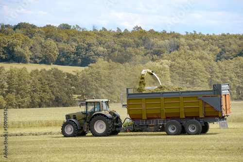 tracteur avec remorque chargée avec machine agricole