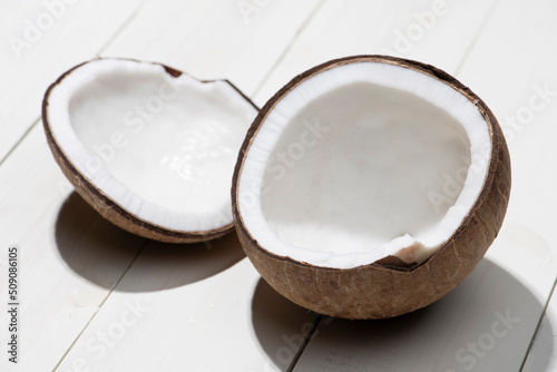 硬いオールドココナッツの実を割って中身の固形胚乳を取り出す 