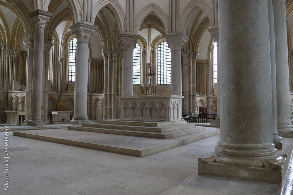 La Basilique Sainte Marie Madeleine, basilique de Vezelay, intérieur de la basilique, village de Vezelay, département de l'Yonne, France - obrazy, fototapety, plakaty 