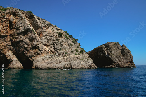 Acantilados de piedra en el mar mediterráneo