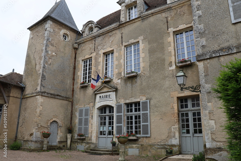 La mairie, ancien hotel particulier, vue de l'extérieur, village de Vezelay, département de l'Yonne, France