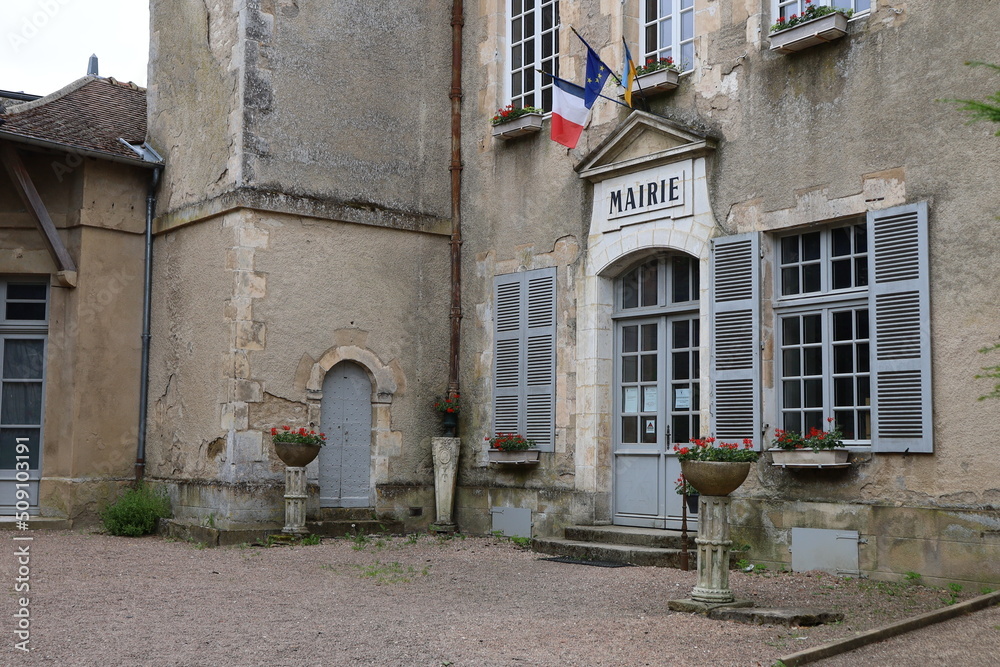 La mairie, ancien hotel particulier, vue de l'extérieur, village de Vezelay, département de l'Yonne, France La mairie, ancien hotel particulier, vue de l'extérieur, village de Vezelay, département de l'Yonne, France