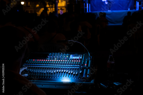 Técnicos de sonido trabajando en espectáculo de música por la noche photo