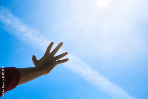 空に向かって手を伸ばす子供, 手