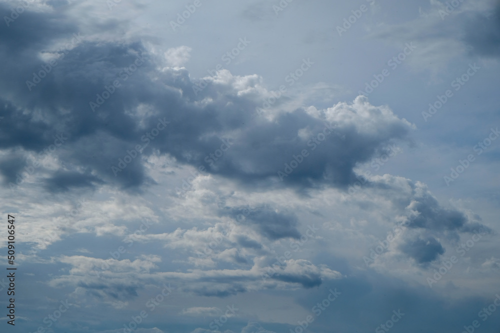 nuages menaçants dans un ciel gris