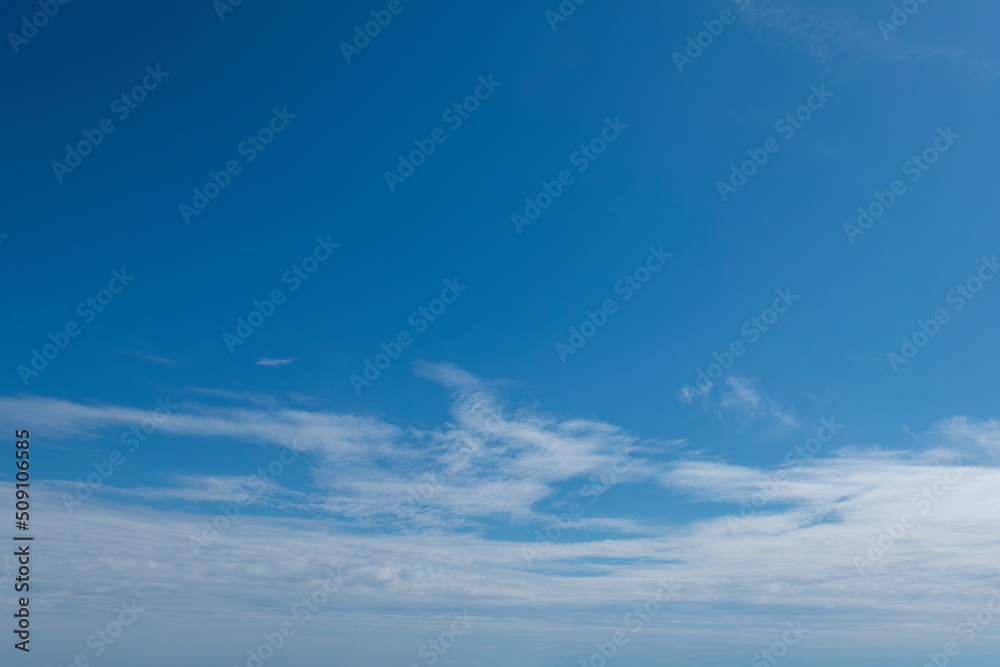 ciel bleu avec nuages en basse altitude