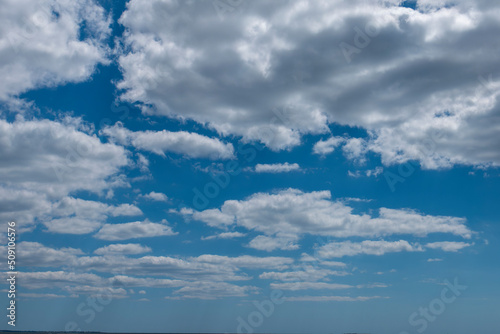 nuages blancs sur fond de ciel bleu © Dominique VERNIER
