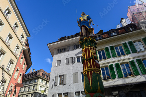 Historischer Brunnen mit Justitia-Statue in Lausanne, Schweiz 