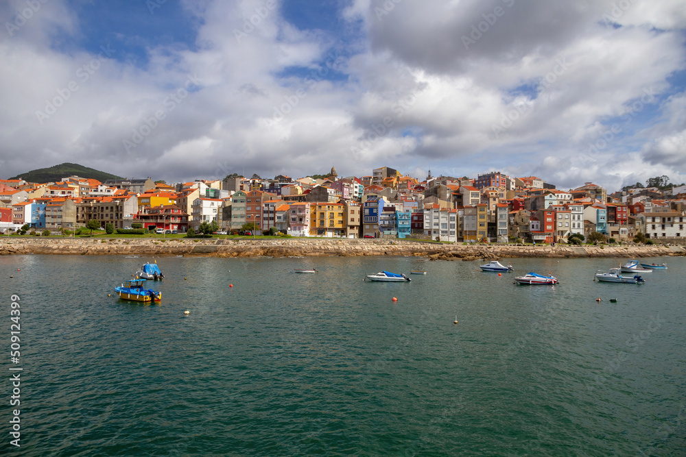 Vista  de la Localidad turística de La Guardia ( A Guarda )  frente al puerto con barcas en el agua, Galicia, España