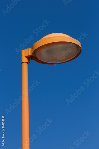 Farola para iluminacion exterior, con diseño moderno de color naranja photo