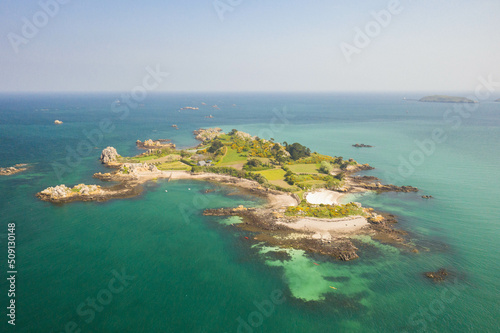 vue aérienne de l'île Saint Riom sue la côte du goello dans les Côtes d'Armor