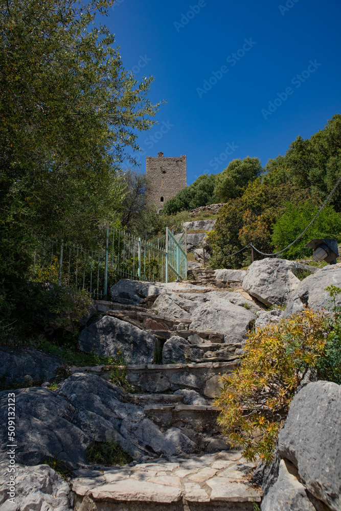 Fototapeta premium Scorci del paese di Posada e il suo castello delle Fave, provincia di Nuoro, Sardegna 