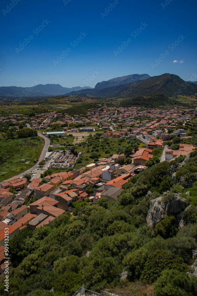 Scorci del paese di Posada e il suo castello delle Fave, provincia di Nuoro, Sardegna 