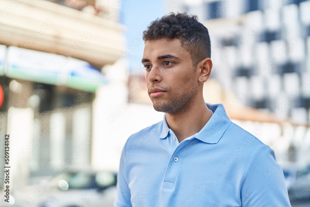 Obraz premium African american man with relaxed expression standing at street