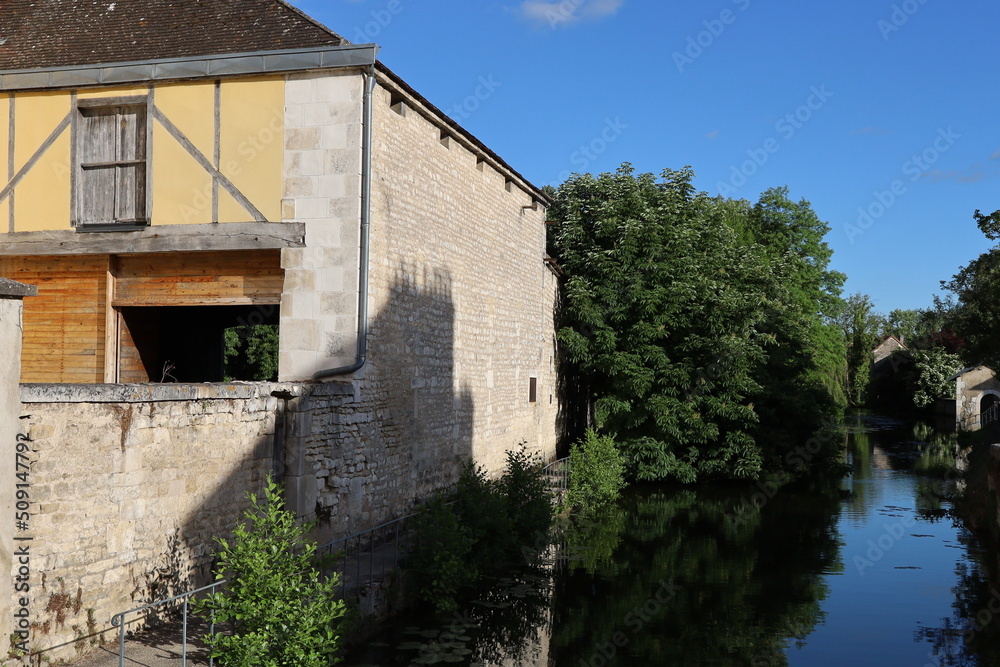 La rivière Serein dans le village, village de Chablis, département de l'Yonne, France