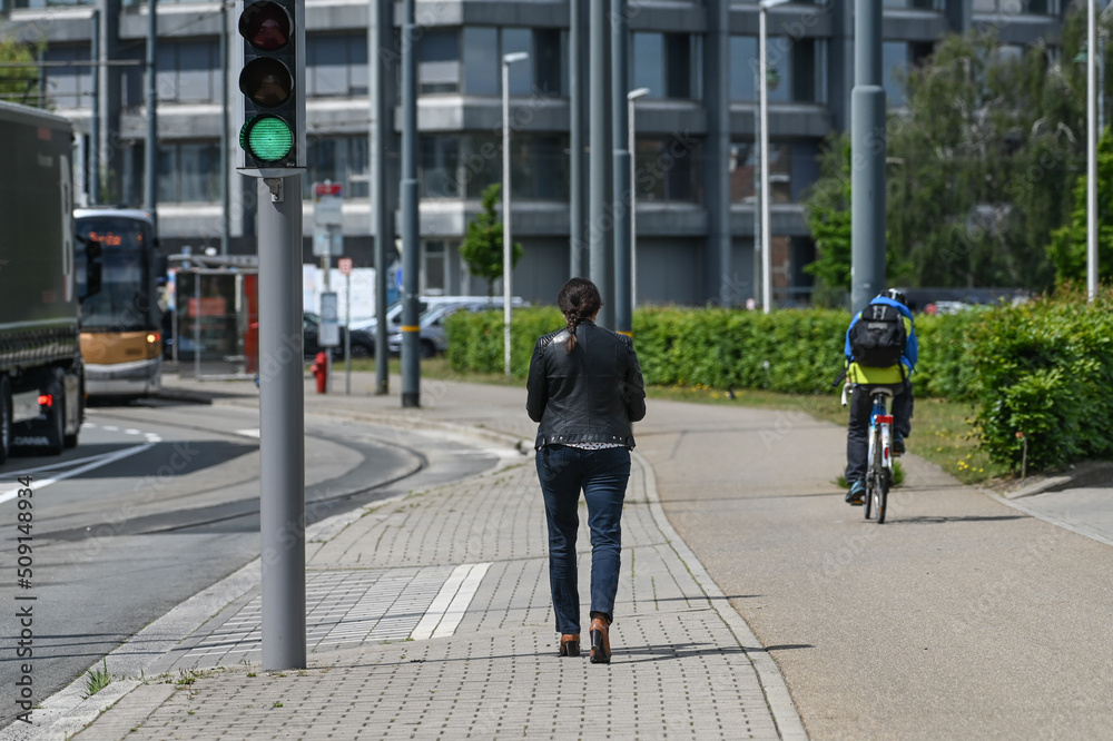 Belgique Bruxelles gens pietons trottoirs marche mobilité securité femme