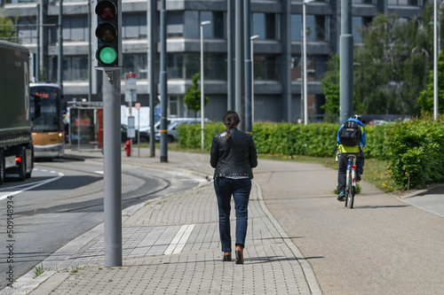 Belgique Bruxelles gens pietons trottoirs marche mobilité securité femme © JeanLuc