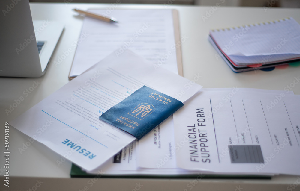 Obraz premium Application forms for Ukrainian refugeeson desk in asylum centre.