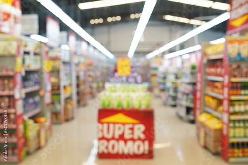 Abstrak blur supermarket dan toko ritel di pusat perbelanjaan interior untuk latar belakang | For Background