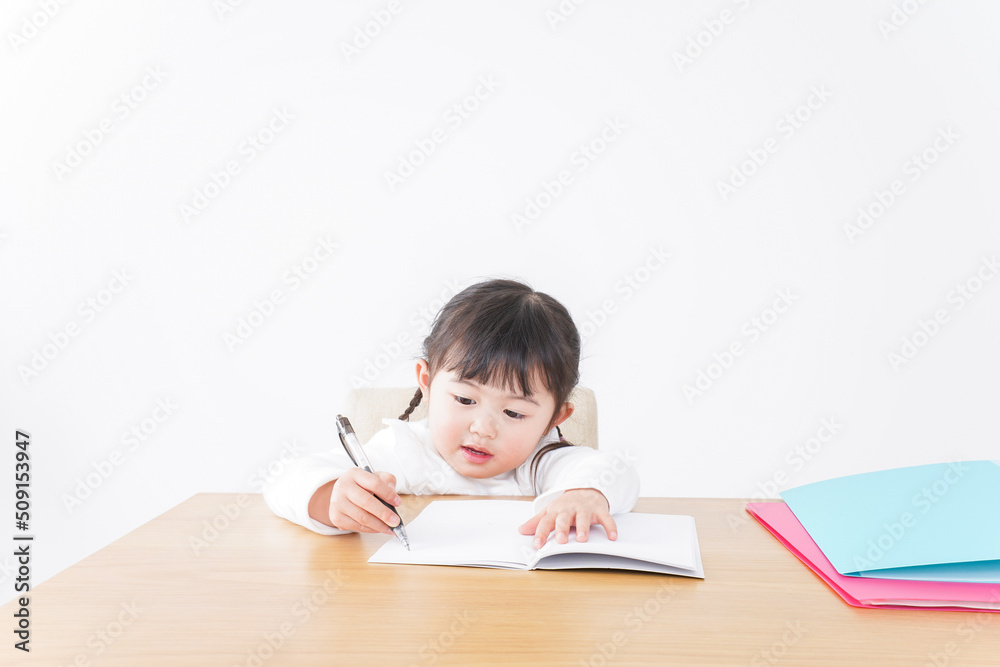 ひとりで勉強をする子ども